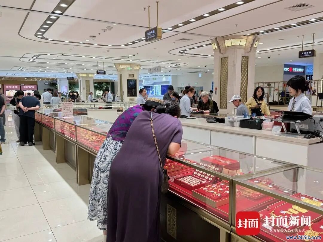 6月10日，北京菜百门店的一楼黄金饰品区，不少主顾正在挑选购买。封面新闻记者 戴云 摄